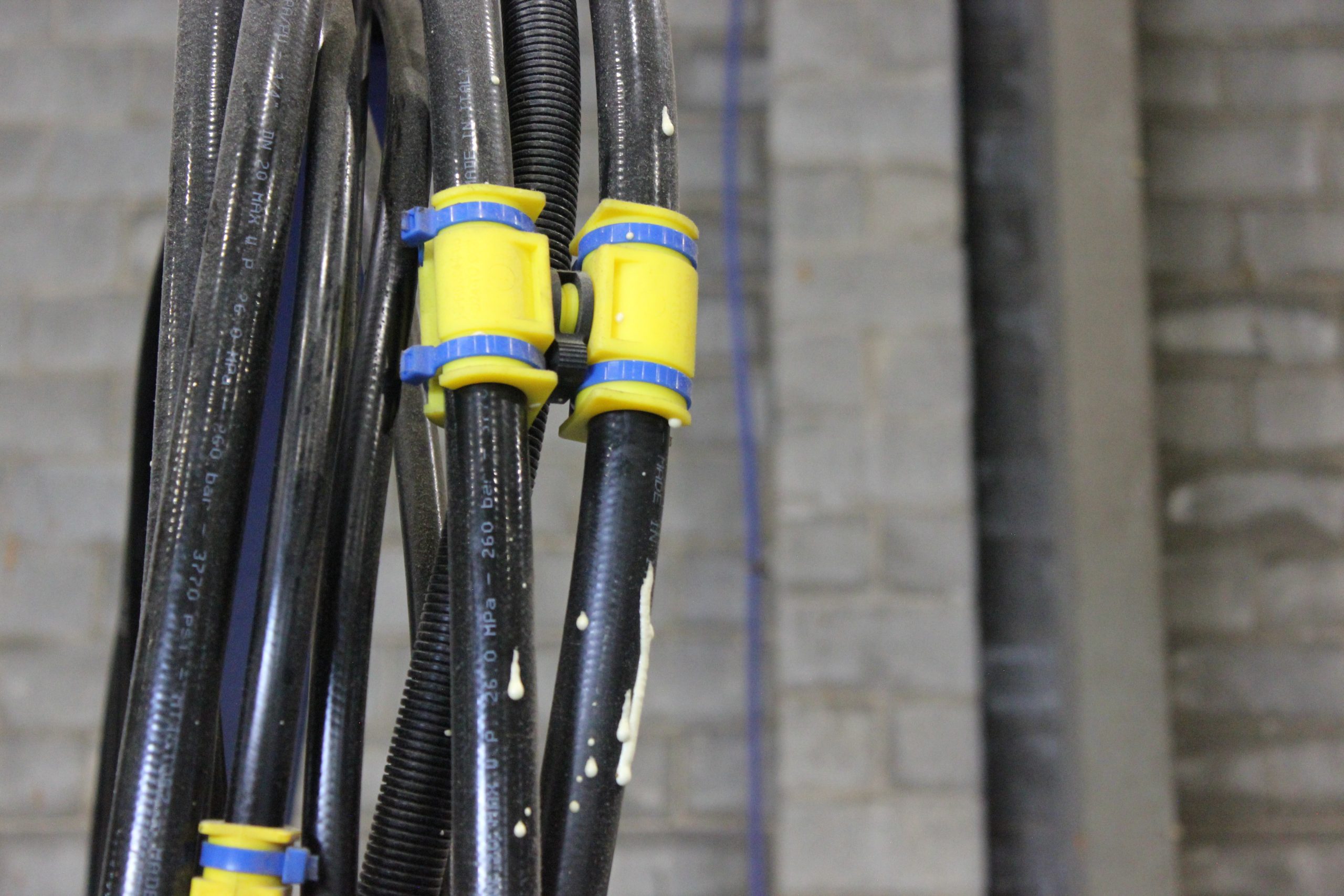 Separate hydraulic hoses in production and manufacturing